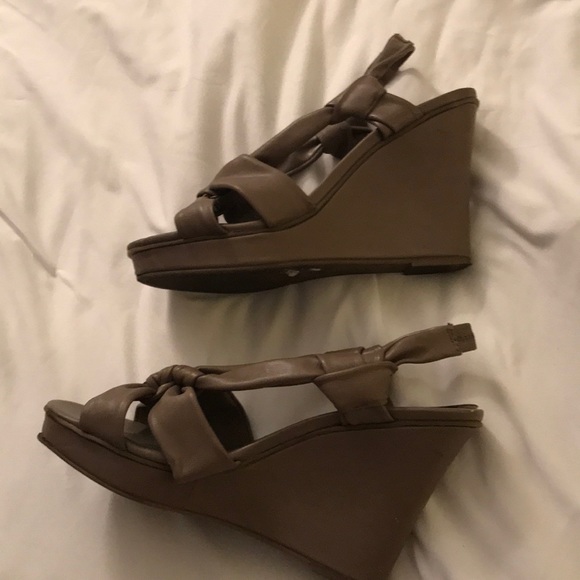7 1/2 Khaki/Dark Taupe leather wedges AVG/GOOD - Picture 4 of 7